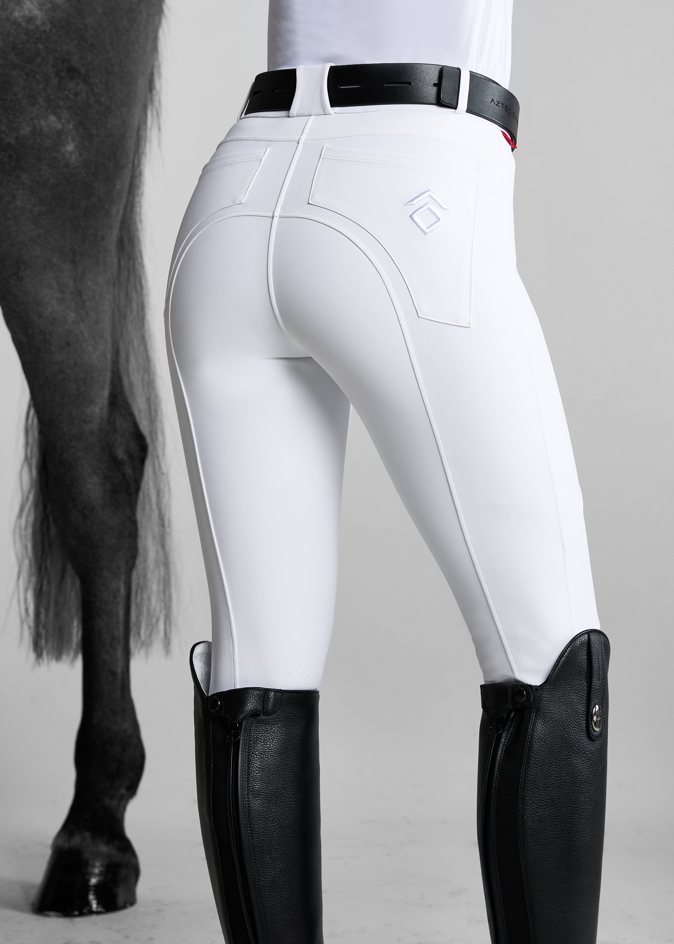 Women’s Size 42L White Manfredi Knee Patch offers Horseback Riding Breeches. Good Condi